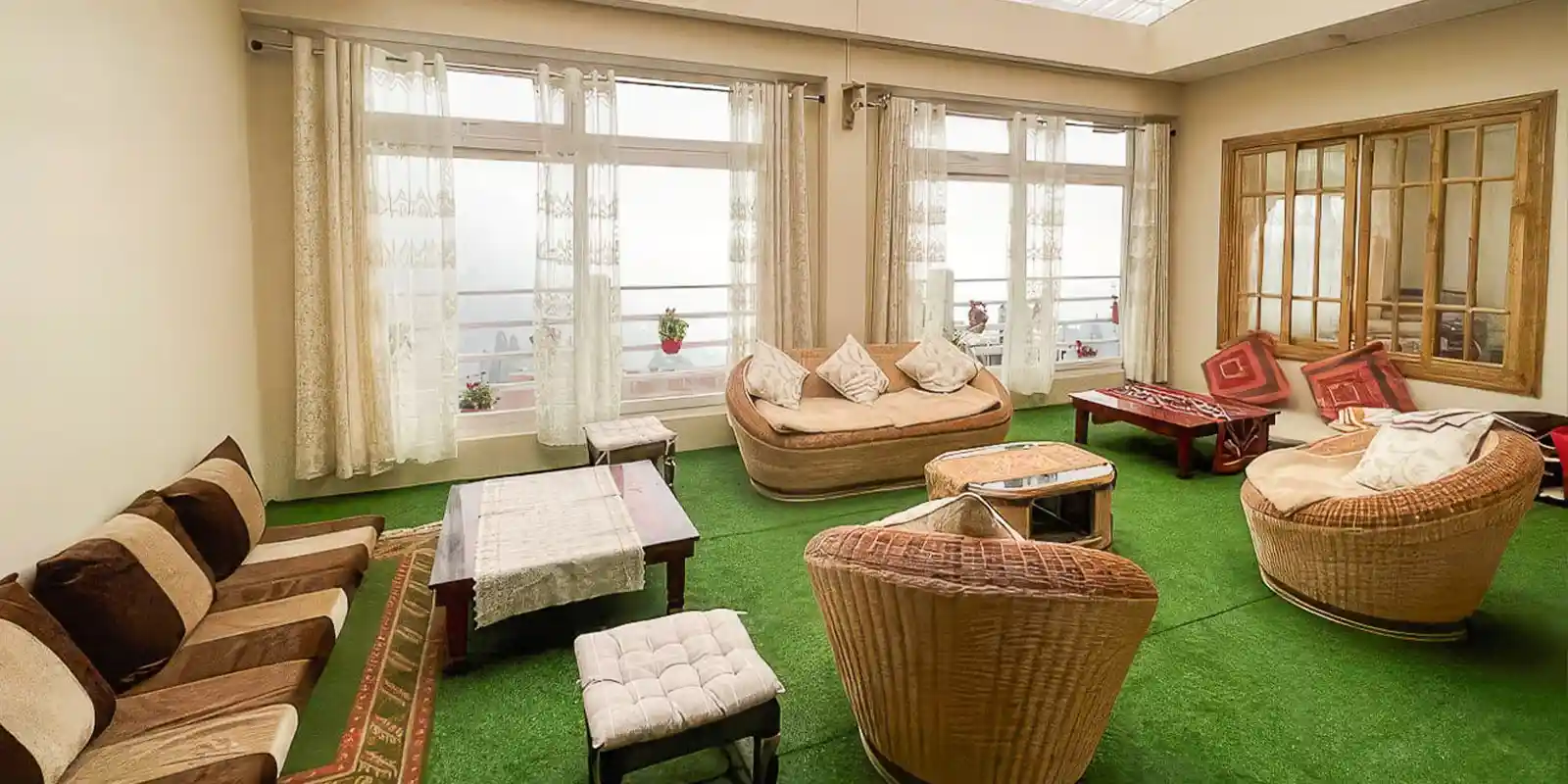 The lounge area at Shikar Tarry Lodge, India