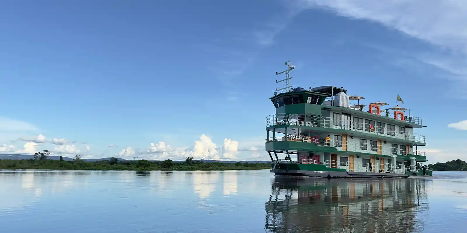 External view of Naturezas Houseboat, Brazil