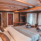 Bedroom at Drenmo Lodge in India