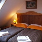 Twin bedroom at Dworek Gawra in Białowieża, Poland