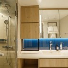 Explorer triple cabin bathroom on board Ultramarine